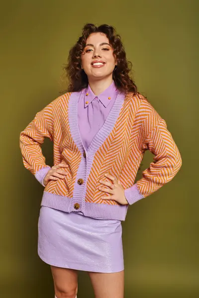 A fashionable young woman poses confidently, wearing a colorful outfit that highlights her charm. — Stock Photo