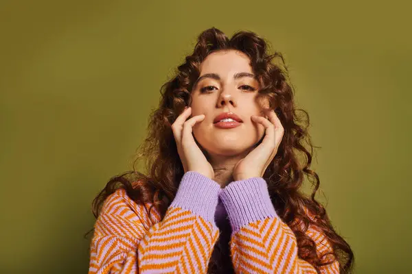 Young woman with curly hair poses confidently, highlighting her stylish outfit and radiant charm. — Stock Photo