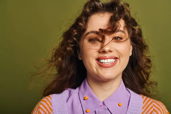 Une jeune femme à la mode respire la joie avec son sourire rayonnant, mettant en valeur le style et le charme sans effort. — Photo de stock
