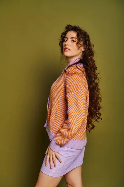 A young woman stands gracefully, flaunting her stylish outfit while exuding confidence and charm. — Stock Photo
