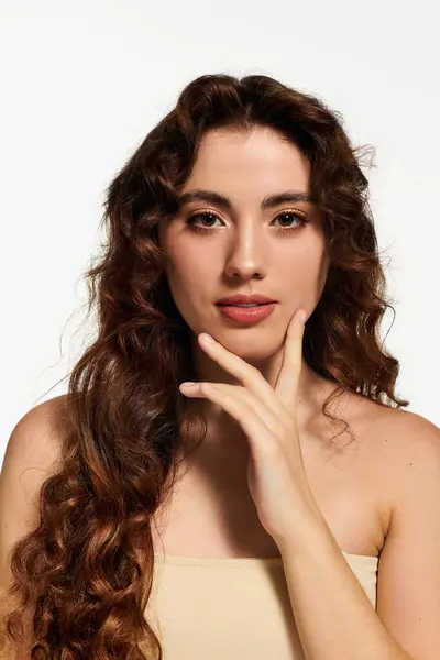 Confident young woman showcases her beauty and style with soft curls and an elegant pose — Stock Photo