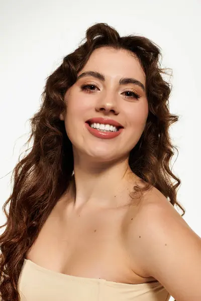 A beautiful, confident woman showcases her trendy style with a radiant smile in a vibrant space. — Stock Photo