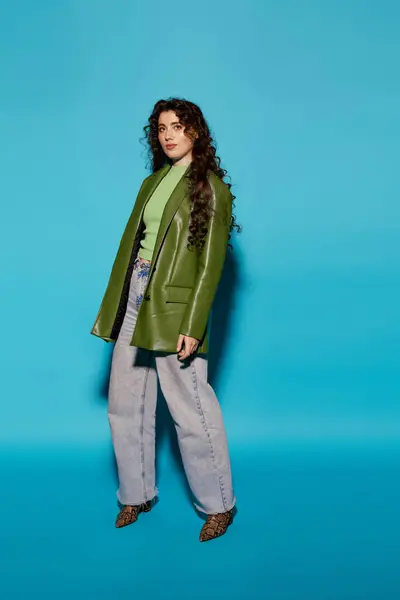 A young woman flaunts her style in a chic green blazer and relaxed jeans. — Stock Photo