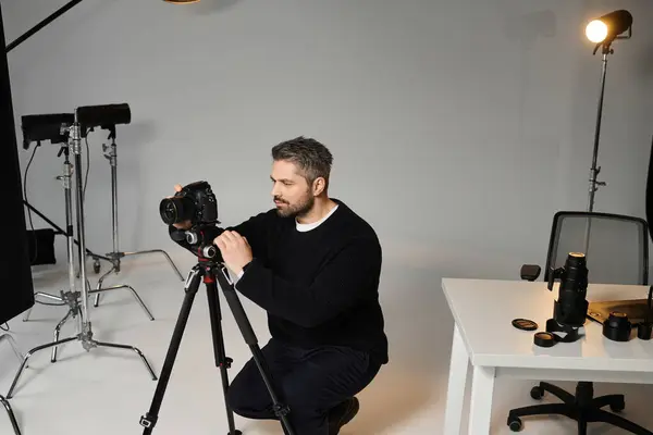 A pro is setting up his camera gear for an exciting studio shoot. — Stock Photo