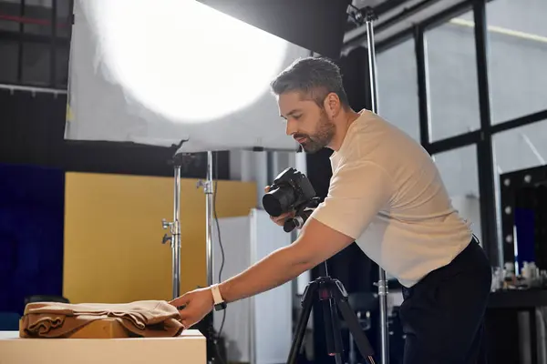 A skilled individual prepares equipment and sets up a shoot in a contemporary studio space. — Stock Photo