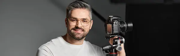 Кваліфікована людина пристрасно готується захопити приголомшливі візуальні ефекти в сучасній студії. — стокове фото