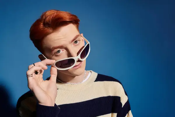 A stylish young man in sunglasses showcases his depth in a striking setting. — Stock Photo