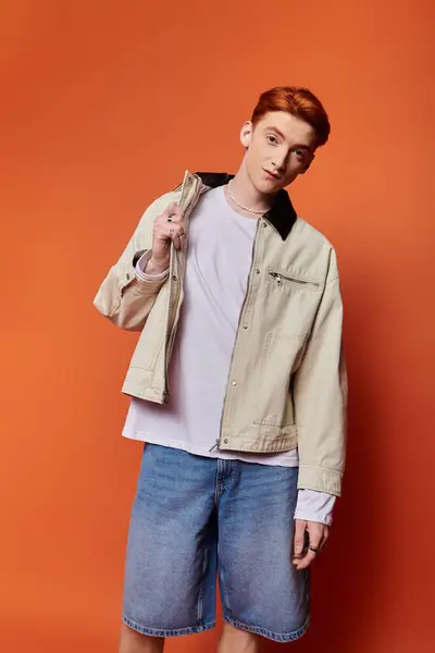 Joven atractivo muestra un estilo relajado y colorido en un entorno vibrante. - foto de stock