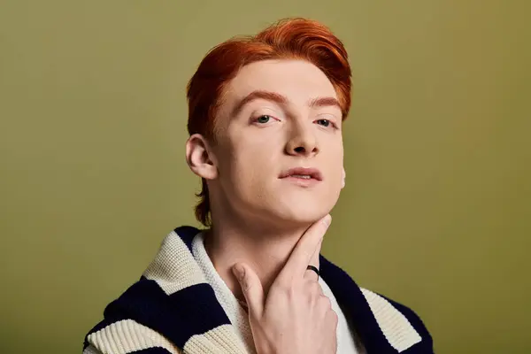 Emotional young man with red hair poses thoughtfully in a relaxed, stylish manner, embracing charm. — Stock Photo