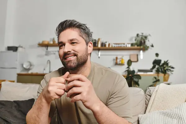 Relaxing at home with a warm drink while enjoying the cozy ambiance of the living space. — Stock Photo
