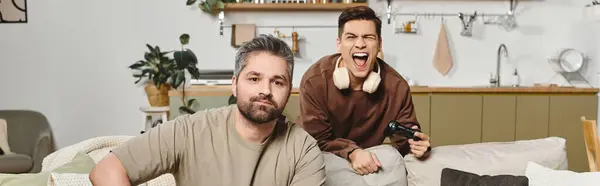 Due fratelli giocano un gioco emozionante, godendo di una competizione amichevole nella loro casa accogliente. — Foto stock