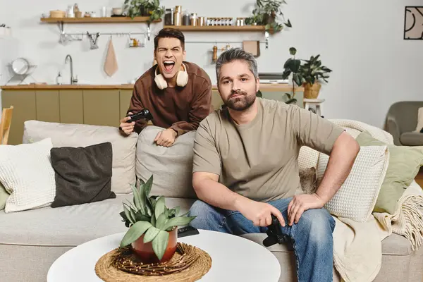 Deux frères profitent d'une séance de jeu animée à la maison, remplie de joie et de connexion. — Photo de stock
