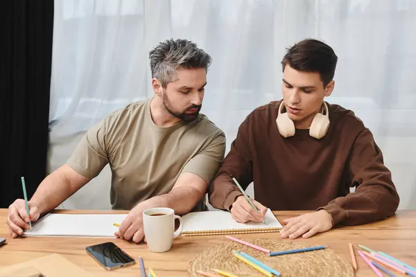 Deux frères partagent idées et inspiration tout en s'engageant dans une activité créative à la maison. — Photo de stock