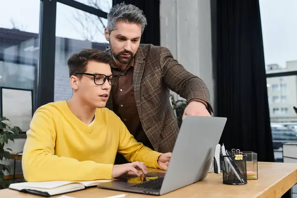 Mentor helps a new team member adjust on his first day at work. — Stock Photo