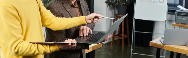 New employees actively engage during onboarding in a modern office setting, fostering teamwork. — Stock Photo