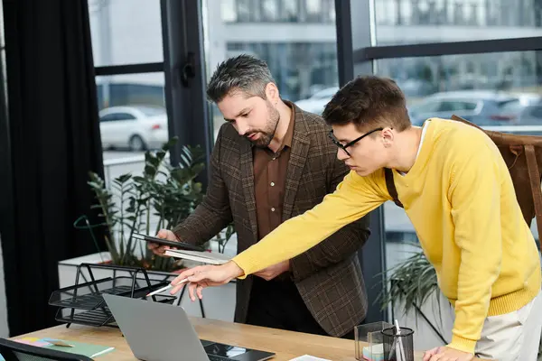 Deux professionnels participent à une séance d'intégration détaillée dans un bureau contemporain. — Photo de stock