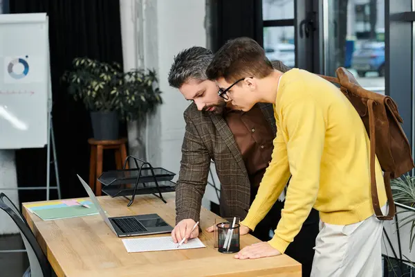 Two colleagues collaborate on tasks during the onboarding process on a busy workday. — Stock Photo