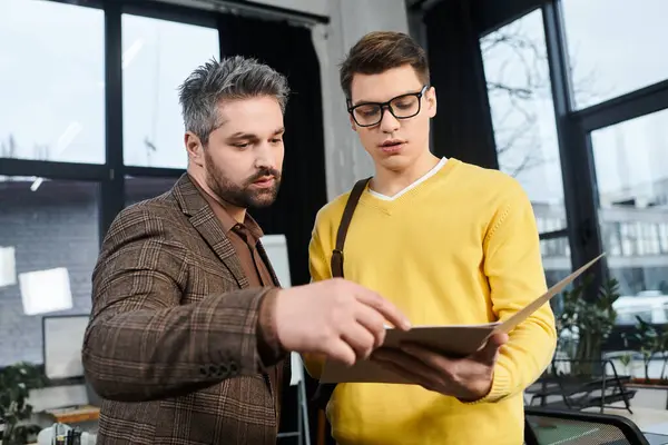 Two colleagues engage in an informative discussion about onboarding tasks in a bright office. — Stock Photo