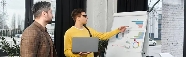 Two professionals collaborate during the onboarding process, exchanging ideas and insights. — Stock Photo
