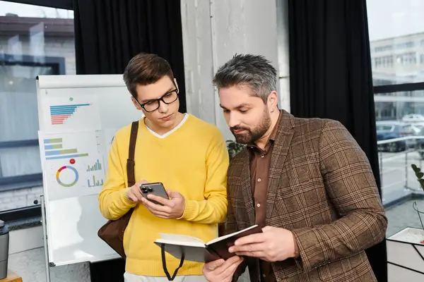 New employees collaborate, sharing insights while preparing for their first day at work. — Stock Photo
