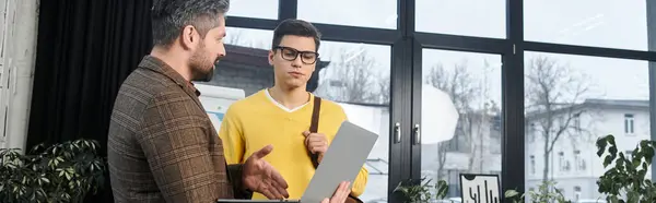 Two coworkers engage in a friendly conversation as they navigate the onboarding process together. — Stock Photo