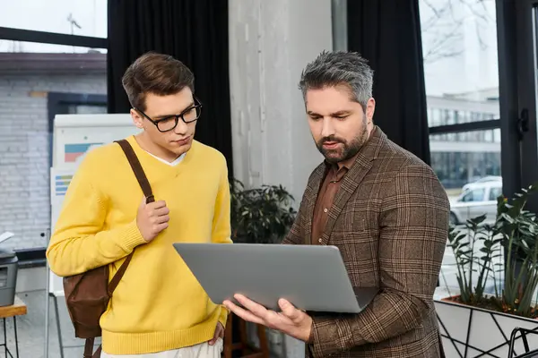A young professional is learning the ropes from his manager on the first day of work in the office. — Stock Photo