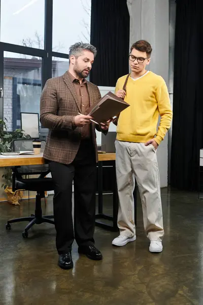 Two professionals collaborate in an inviting office during the new hires first day at work. — Stock Photo