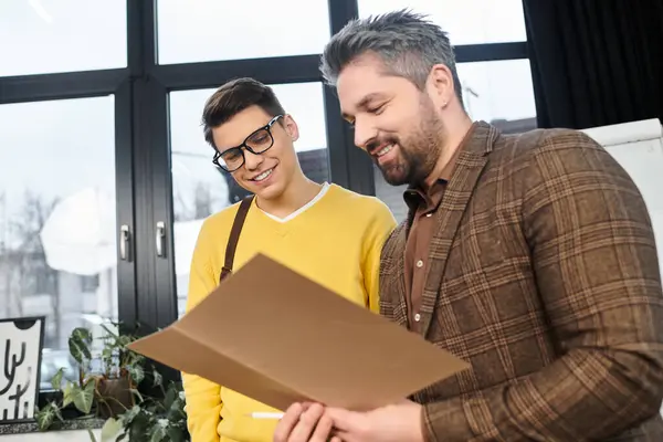 Two new colleagues engage in a friendly discussion during their onboarding process at the office. — Stock Photo