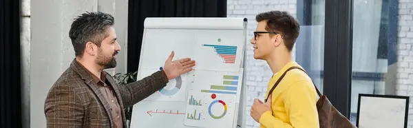 New team member actively participates in an orientation meeting with a welcoming colleague. — Stock Photo