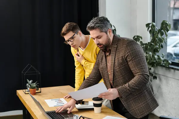 Two new employees engage in a collaborative onboarding session at a stylish office. — Stock Photo