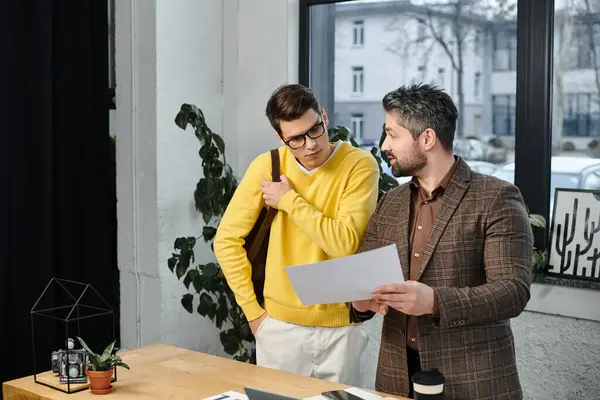 Two colleagues engage in a discussion as one receives guidance on starting at work. — Stock Photo