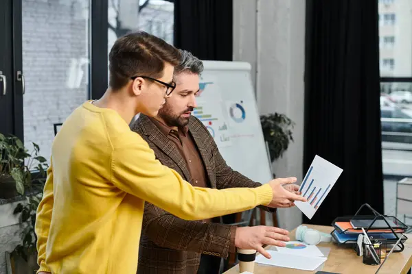 Новий працівник дізнається про робочі очікування під час обговорення графіків проектів з наставником. — Stock Photo