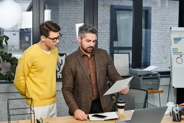 Two professionals engage in discussion about tasks during onboarding at the office workspace. — Stock Photo