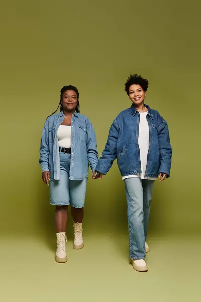 Two fashionable women enjoying each others company while showcasing chic outfits and joy. — Stock Photo