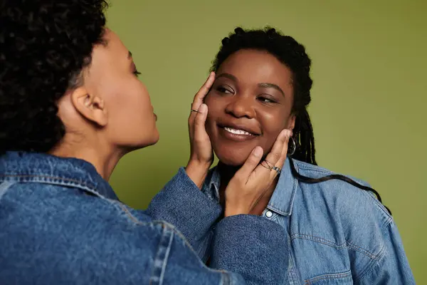 Two stylish women share a joyful moment, highlighting their love and connection. — Stock Photo