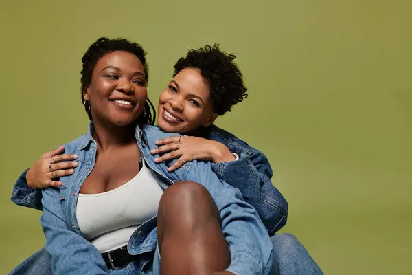 Two fashionable women elegantly express their love in a trendy atmosphere filled with joy. — Stock Photo
