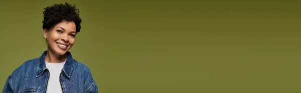Trendy woman in vibrant attire posing on green olive backdrop. — Stock Photo