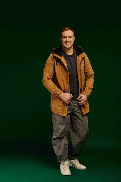 A good looking man stands confidently in a studio, dressed in stylish casual attire. — Stock Photo
