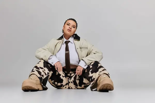 Fiduciosa giovane donna mostra il suo stile di moda unico in uno studio minimalista. — Foto stock