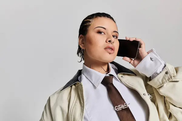 Fashion forward young woman engages in a conversation while showcasing her unique style. — Stock Photo