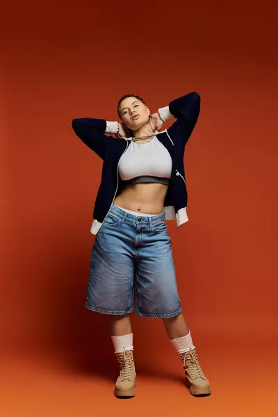 Une jeune femme à la mode présente son style unique dans une tenue confortable, respirant la confiance et le flair. — Photo de stock