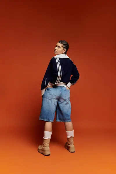 Young woman in trendy outfit poses confidently, embodying modern urban fashion aesthetics. — Stock Photo
