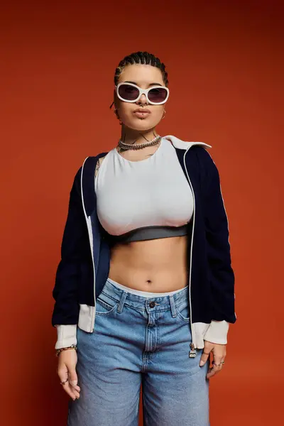 A young woman displays her trendy outfit and unique style, radiating confidence. — Stock Photo