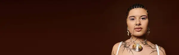 Muestra sus tatuajes artísticos y accesorios en un ambiente chic. — Stock Photo