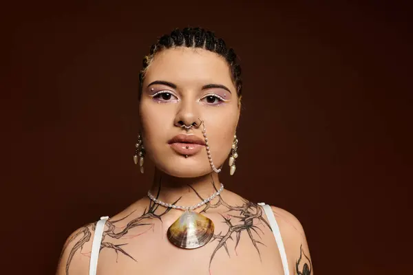 Fiduciosa giovane donna mette in mostra moda alla moda e gioielli unici al tramonto. — Foto stock
