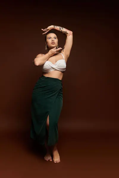 A fashionable young woman strikes an artistic pose with poise and flair, embracing her style. — Stock Photo