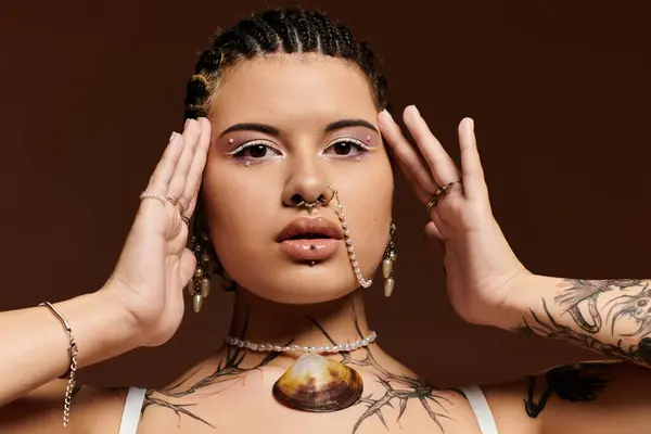 Una mujer joven con estilo cautiva con accesorios audaces y tatuajes intrincados. — Stock Photo