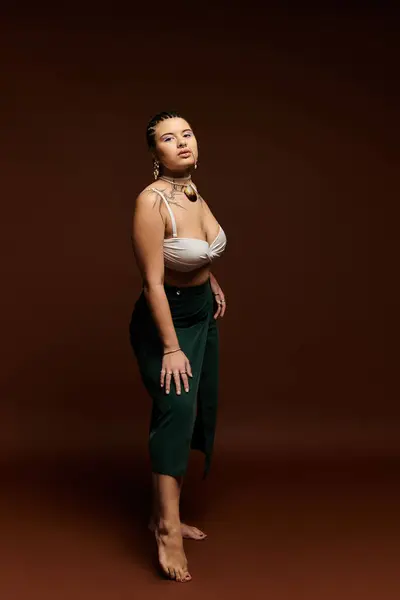A young woman flaunts her fashion sense in a chic outfit, embodying confidence and style. — Stock Photo