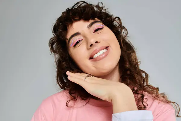 Brightly lit space features a beautiful woman showing her trendy makeup and joyful personality. — Stock Photo