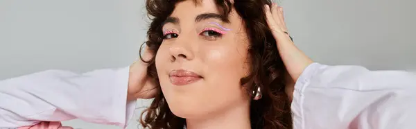 A beautiful, fashionable woman showcases her trendy makeup while posing confidently indoors. — Stock Photo